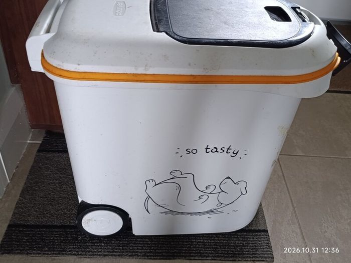Pet food container