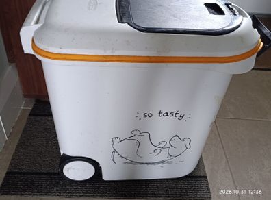 Pet food container