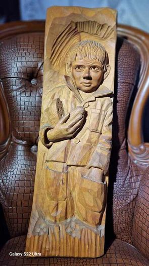 Sculptures, portraits made of wood.