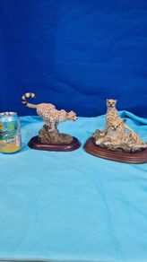 Cheetah Sculpture Set
