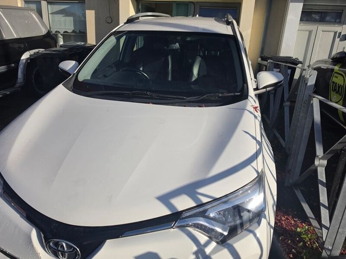 Breaking toyota Rav 4