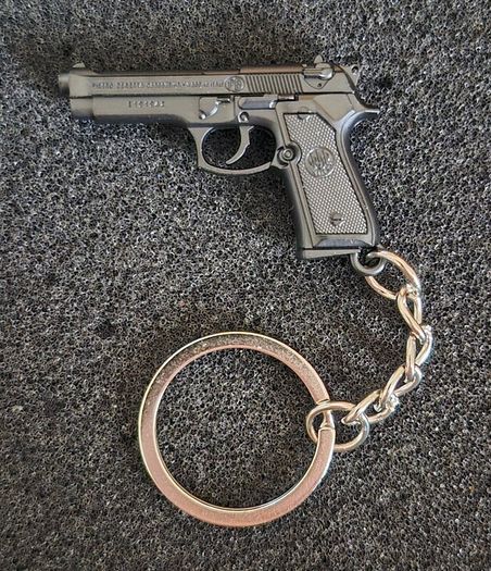 Baretta 92f pistol keyring.