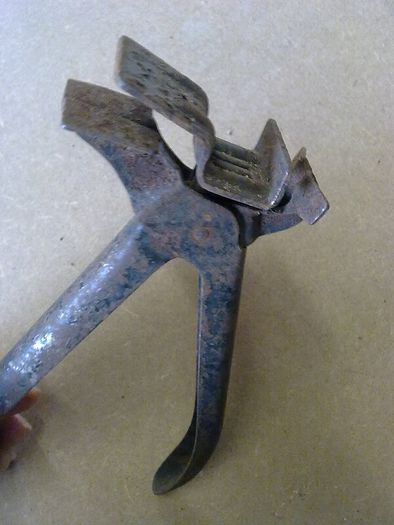 Old unidentified hand tool