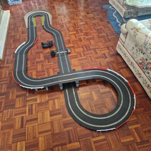 Scalextric Mountain Drive Set: Jaguar Challenge Edition
