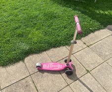 Pink maxi micro scooter