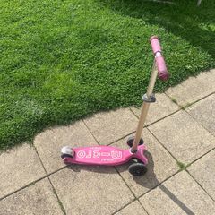 Pink maxi micro scooter