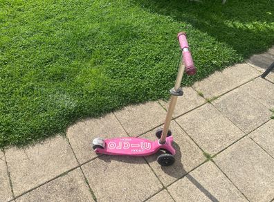 Pink maxi micro scooter