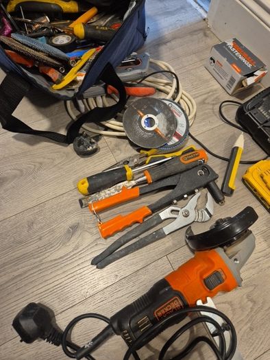 Dewalt 18v brushless with few other bits