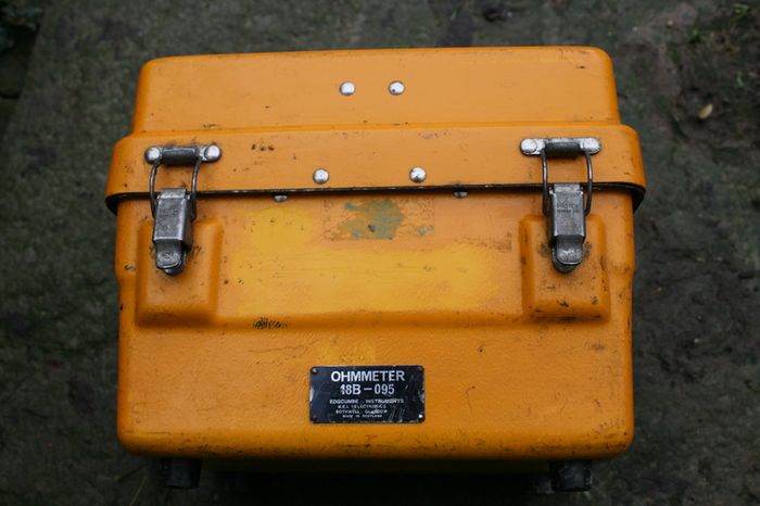 Ohmmeter 18B/095 (the battery should be replaced)
