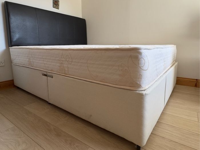 Double bed 4 ft 6 in