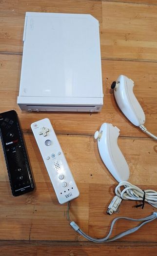 Modded Nintendo Wii with games 64GB SD