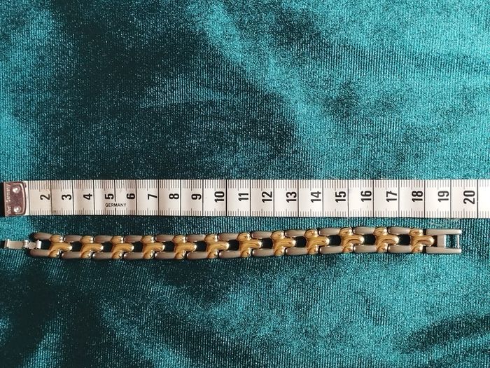 Two-tone metal bracelet.