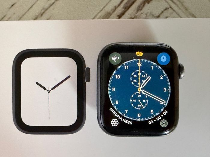 Apple Watch Series 4  44mm  Space Grey  Excellent Condition