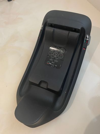 Cybex Aton B2 i size car seat & 2 x isofix bases