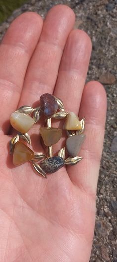 Vintage jewelry is sold individually for 5 to 10 euros