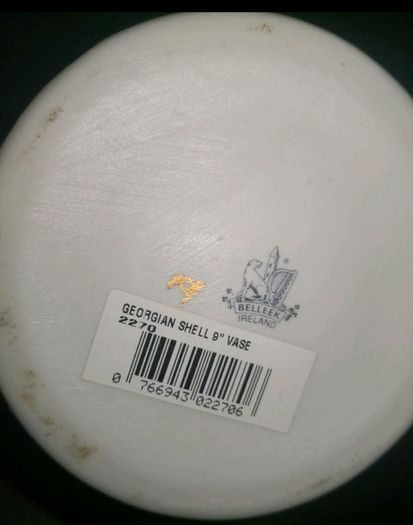 Beautiful Belleek Georgian Shell 9 "vase in box