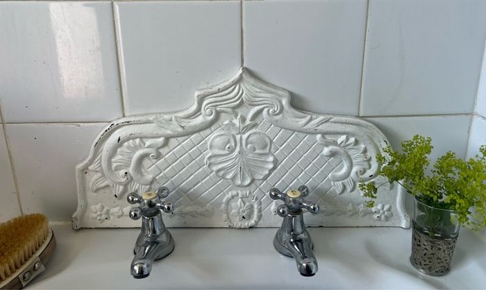 Cast metal plate/splasback