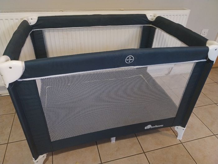 Travel cot / play pen