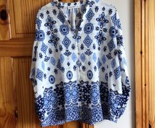 Gallery Ladies White And Blue Blouse Top oversized size 10 including postage