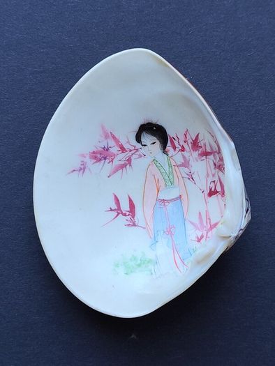 A Pair of Hand Painted Chinese Decorative Clam Shells