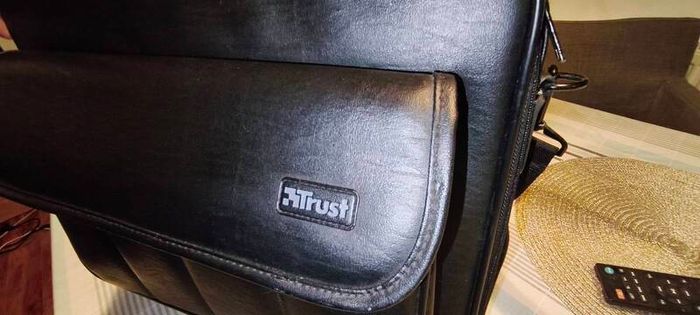 Trust Notebook Mens leather carry bag office bag deluxe.