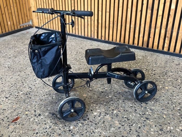 Knee Scooter: dual brakes, foldable, indoor or outdoor use