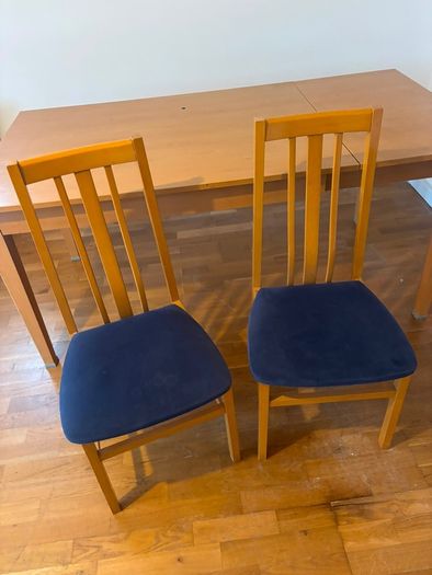 Extendable dining table
