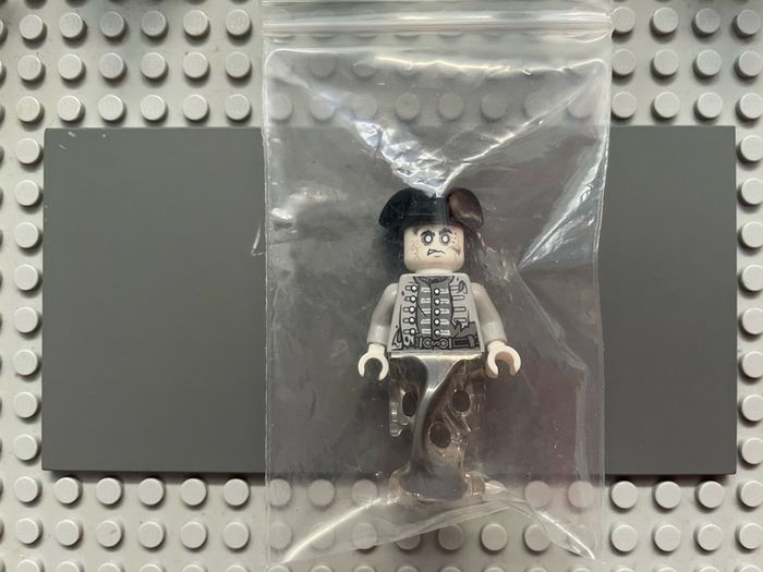 lego pirates of the Caribbean poc030 Officer Santos minifigure
