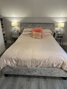 Kingsize Bed, 2 bedside lockers and 2 lamps