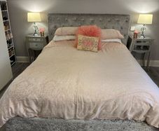 Kingsize Bed, 2 bedside lockers and 2 lamps