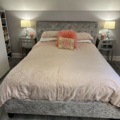 Kingsize Bed, 2 bedside lockers and 2 lamps