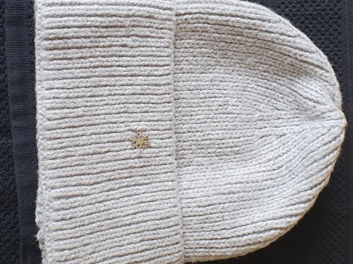 New - A Lovely Adult Grey Knit Hat - Tagged One Size