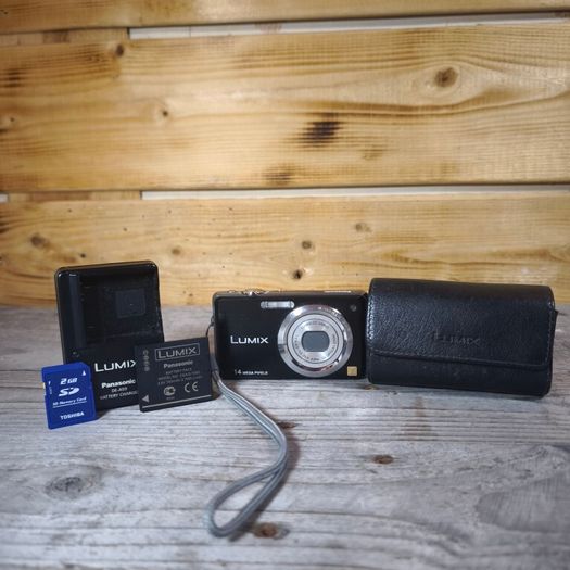 Panasonic Lumix DMC-FS11 14MP Digital Camera  w/ Charger Tested Fully Works