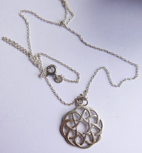 Vintage 925 Sterling Silver Celtic Knot Pendant and Necklace length 16" - 3g