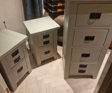 chest of drawers