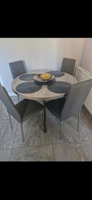 Round dining table