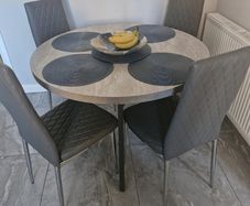 Round dining table
