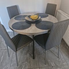 Round dining table
