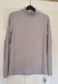 BNWT - Size Smalll - A Beautiful Grey Brushed Turtle Neck- Super Soft - E