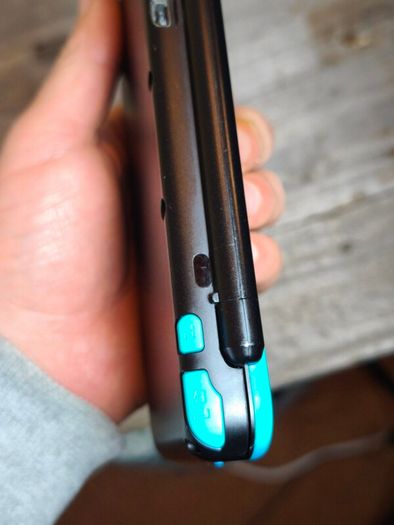 nintendo new 2ds xl with 4 games ,R buttons is not responding