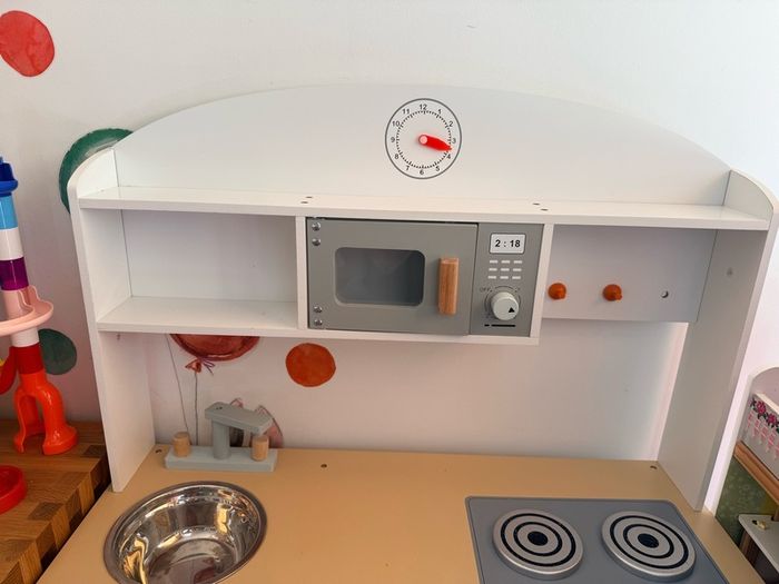 Wooden kids kitchen plus accessories - mint condition