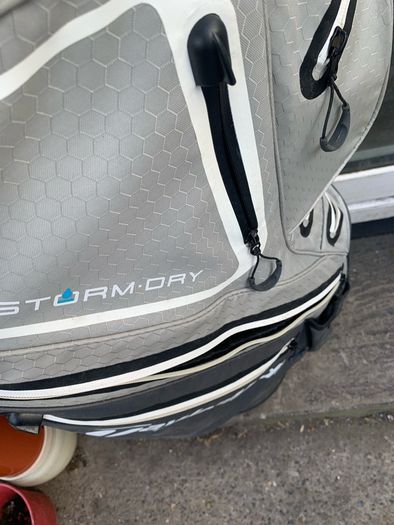 Taylormade Golf bag (1 zip not working)