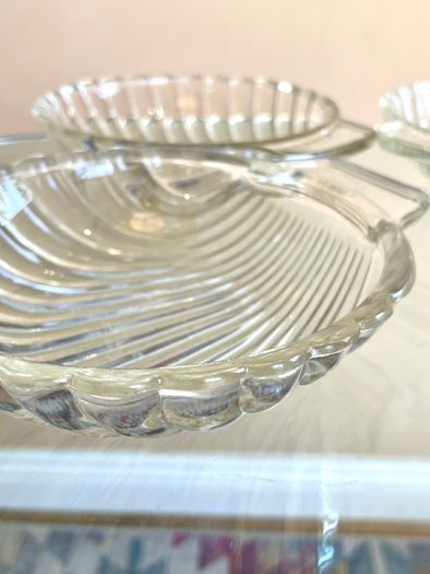 Set of 4 Vintage Pyrex Glass Shell Dishes Plates Bowls