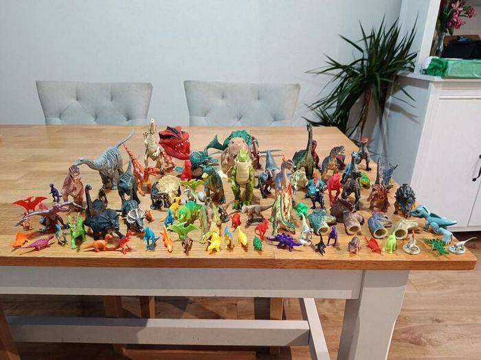 81 dinosaurs including finger and hand puppets