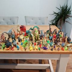 81 dinosaurs including finger and hand puppets