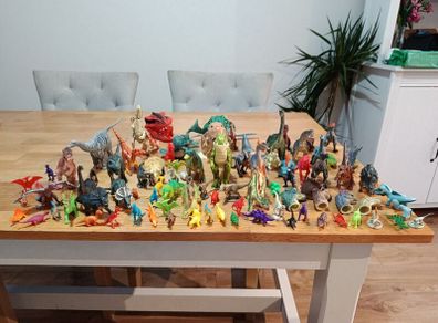 81 dinosaurs including finger and hand puppets