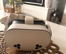 Meta Quest VR Headset & Controllers