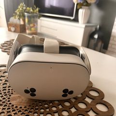 Meta Quest VR Headset & Controllers