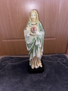 statue