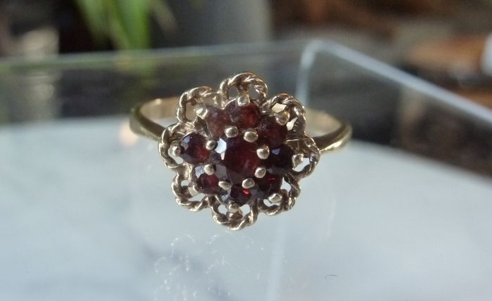 9ct Gold Garnet Cluster Flowerhead Ring, Rope Twist, Birmingham 1977, Size O, 1.96g